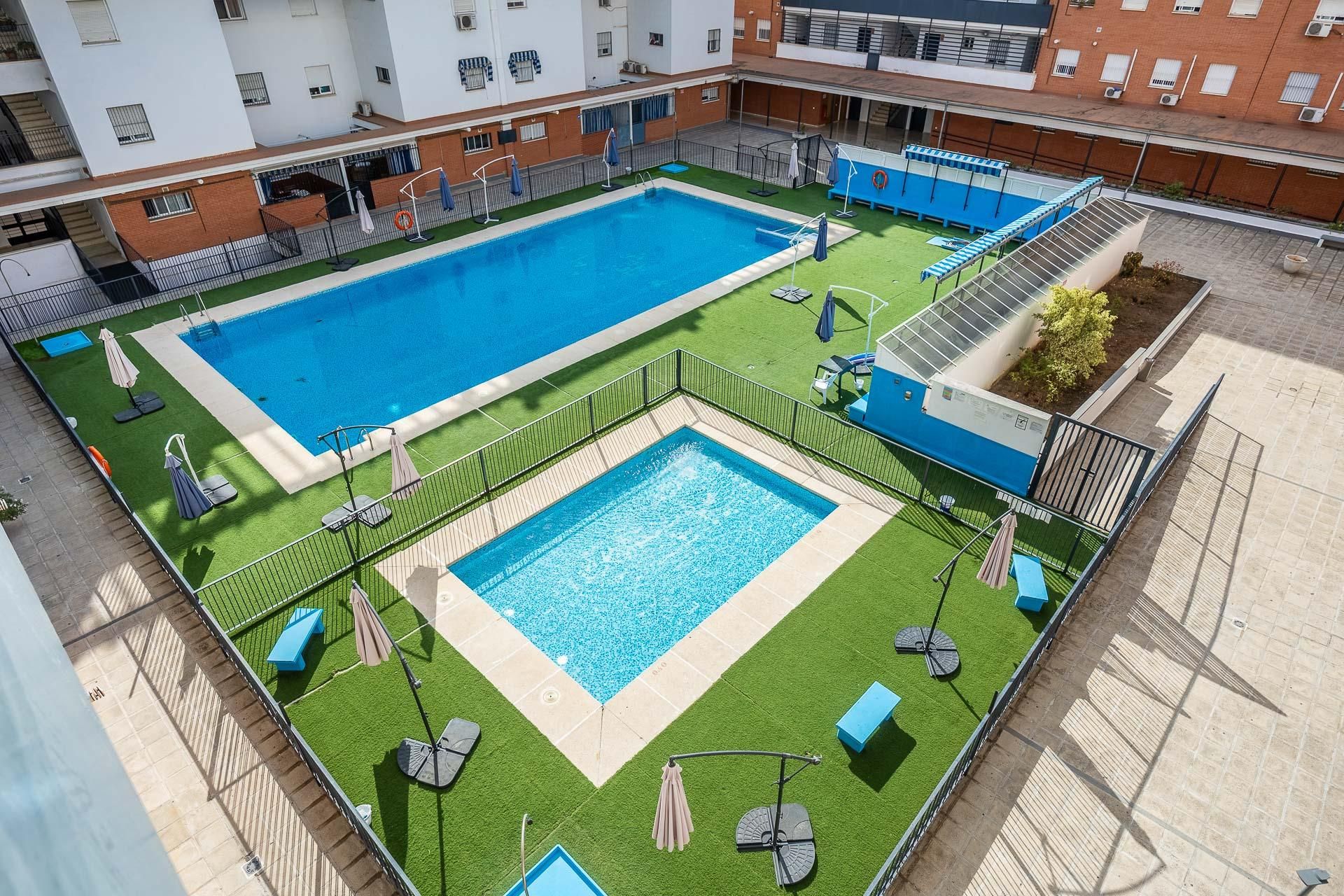 Swimming pool of Attic for sale in  Sevilla Capital  with Air Conditioner, Heating and Private garden