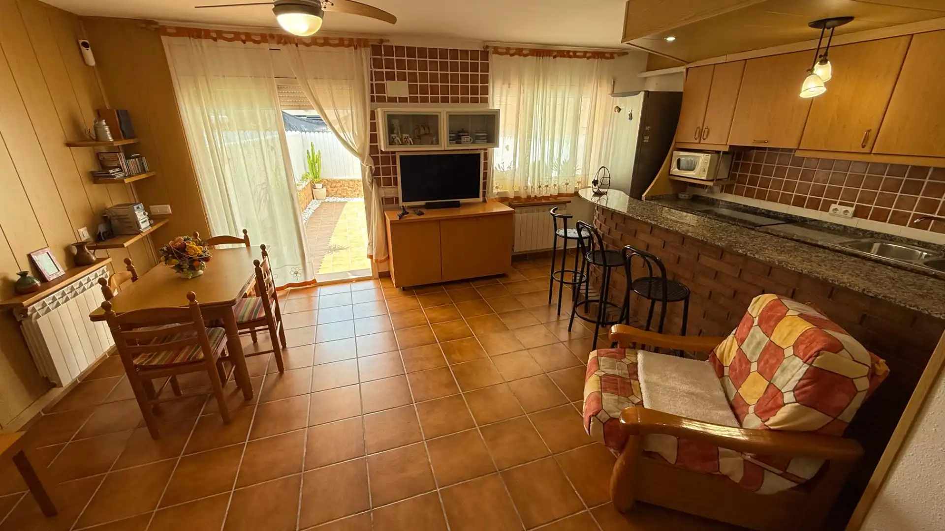 Sala de estar de Casa adosada en venta en Roda de Berà con Calefacción, Jardín privado y Terraza
