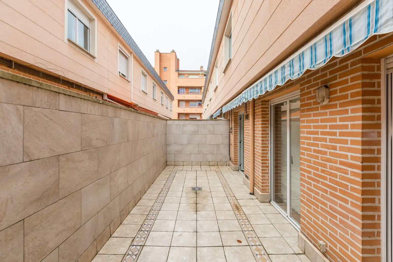 Vista exterior de Casa adosada en venta en Barañáin / Barañain con Calefacción, Jardín privado y Parquet