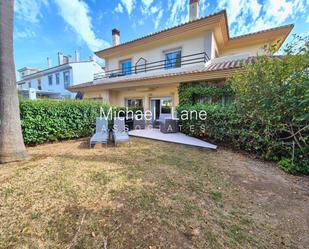 Vista exterior de Casa adosada en venda en Sotogrande amb Aire condicionat, Jardí privat i Terrassa