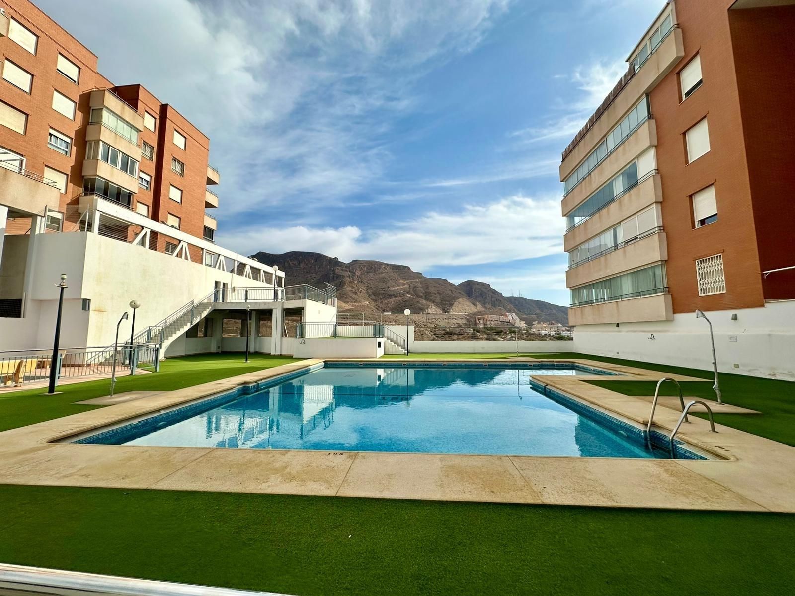Piscina de Pis en venda en Roquetas de Mar amb Aire condicionat, Terrassa i Piscina comunitària