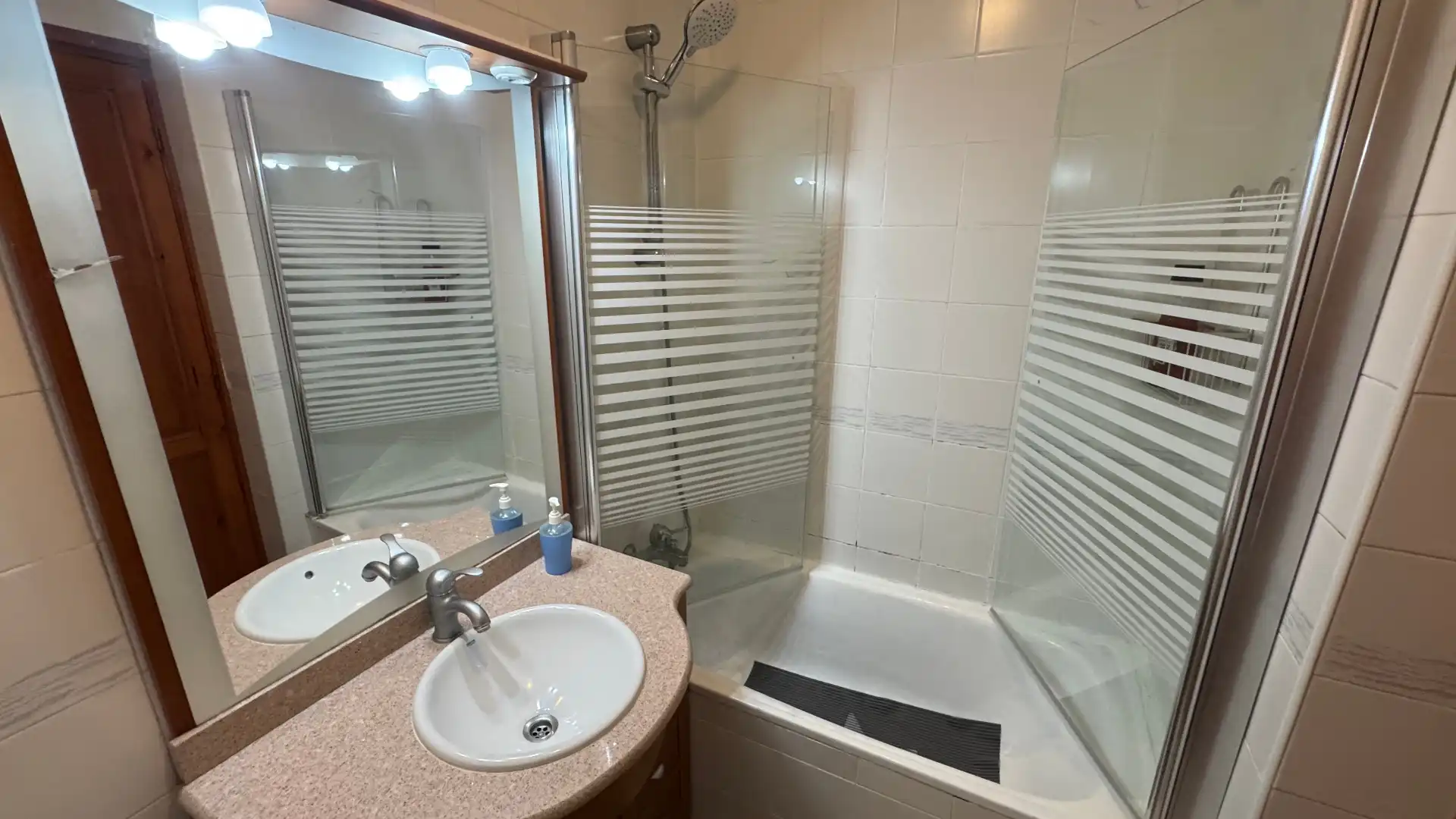 Badezimmer von Einfamilien-Reihenhaus zum Verkauf in Torredembarra mit Klimaanlage, Heizung und Privatgarten