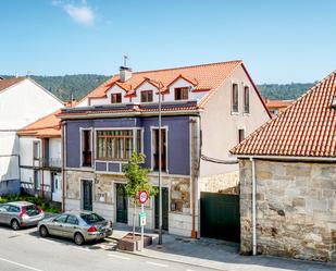 Vista exterior de Casa adosada en venda en Outes amb Terrassa i Balcó