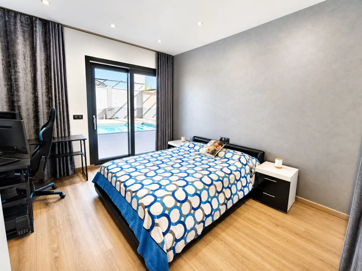 Dormitori de Casa o xalet en venda en Estepona amb Aire condicionat, Jardí privat i Terrassa