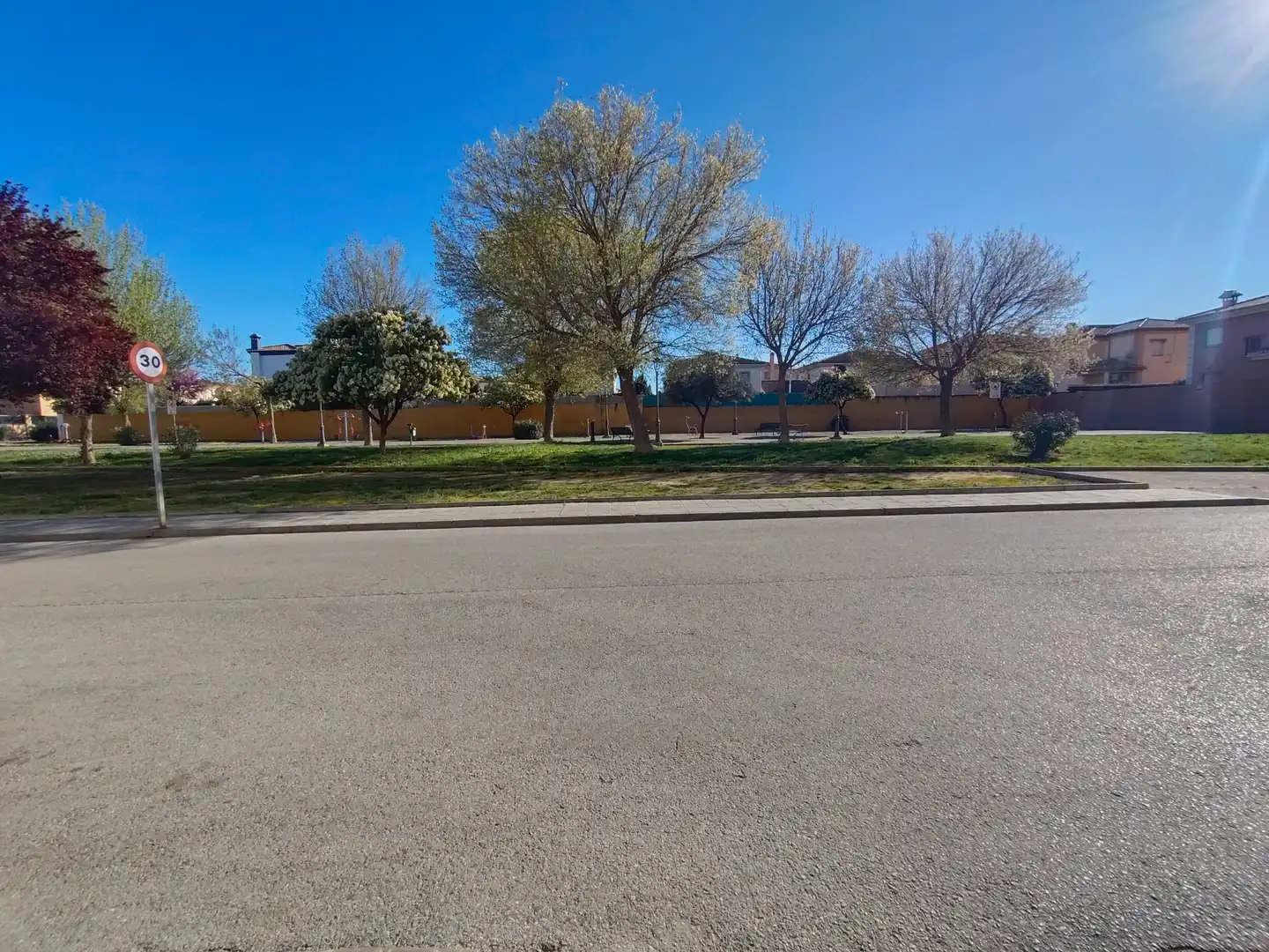 Vista exterior de Casa adosada en venda en Vegas del Genil amb Aire condicionat, Calefacció i Moblat