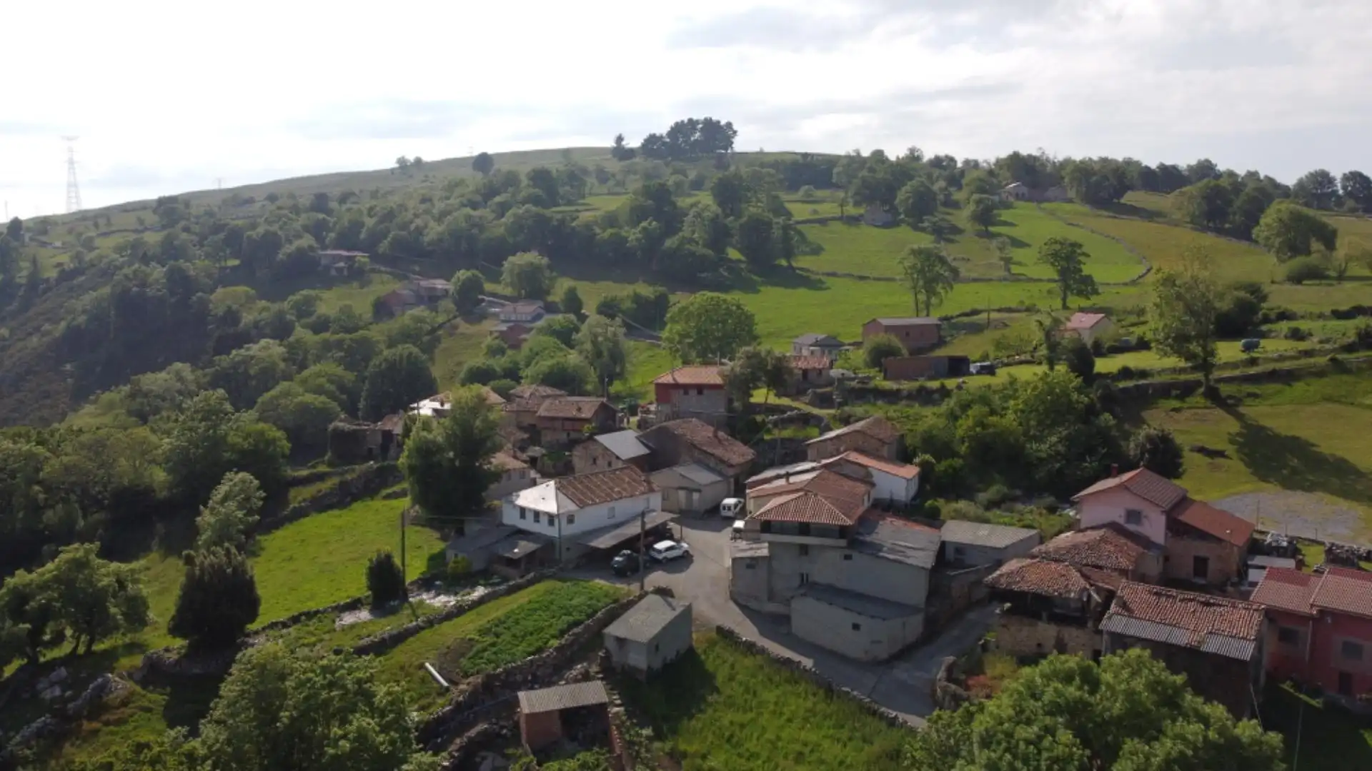 Vista exterior de Casa o xalet en venda en Salas amb Jardí privat