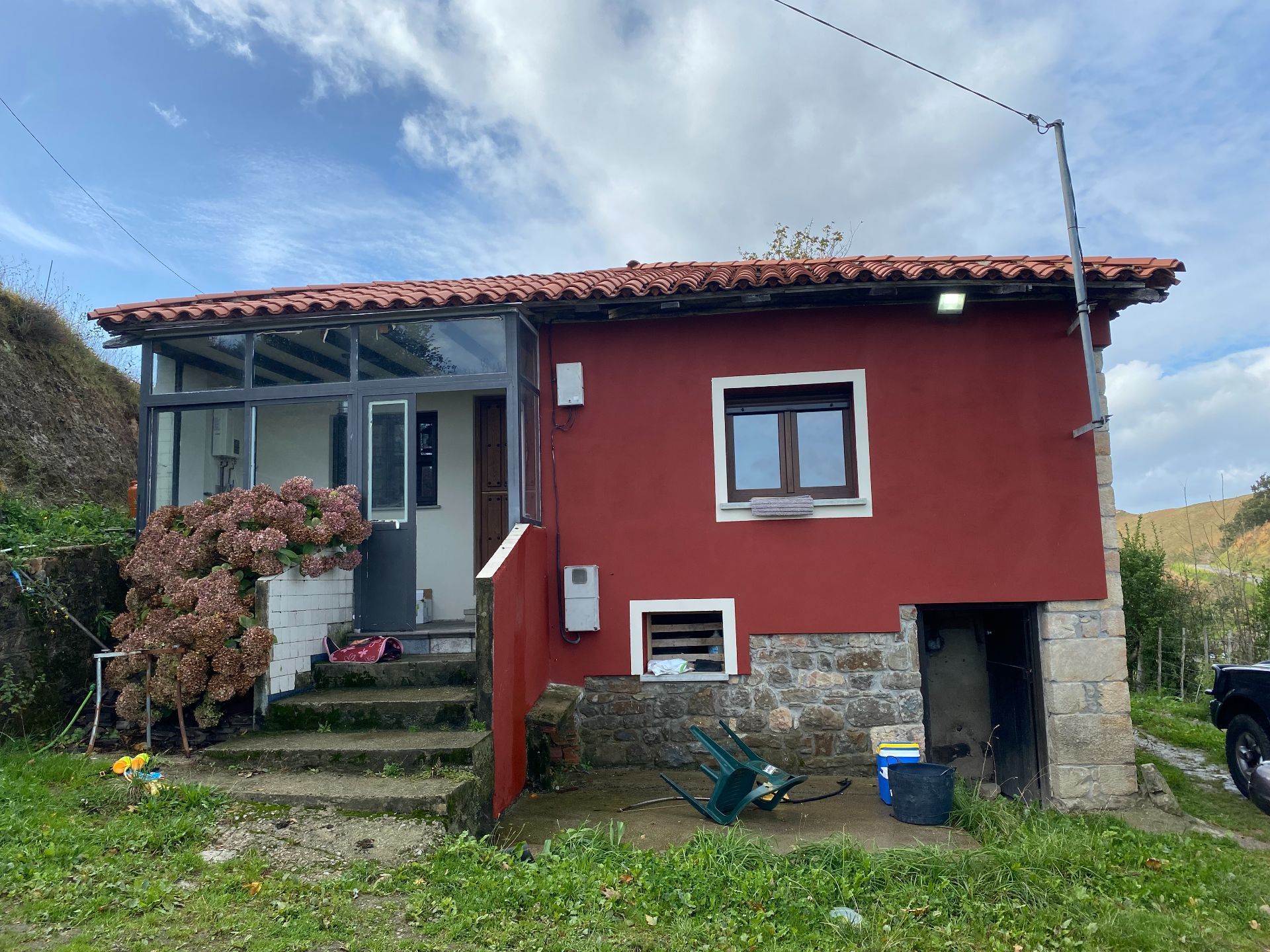 Vista exterior de Casa o xalet en venda en Parres amb Jardí privat, Terrassa i Traster
