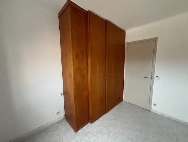 Schlafzimmer von Wohnung zum Verkauf in Salt mit Heizung