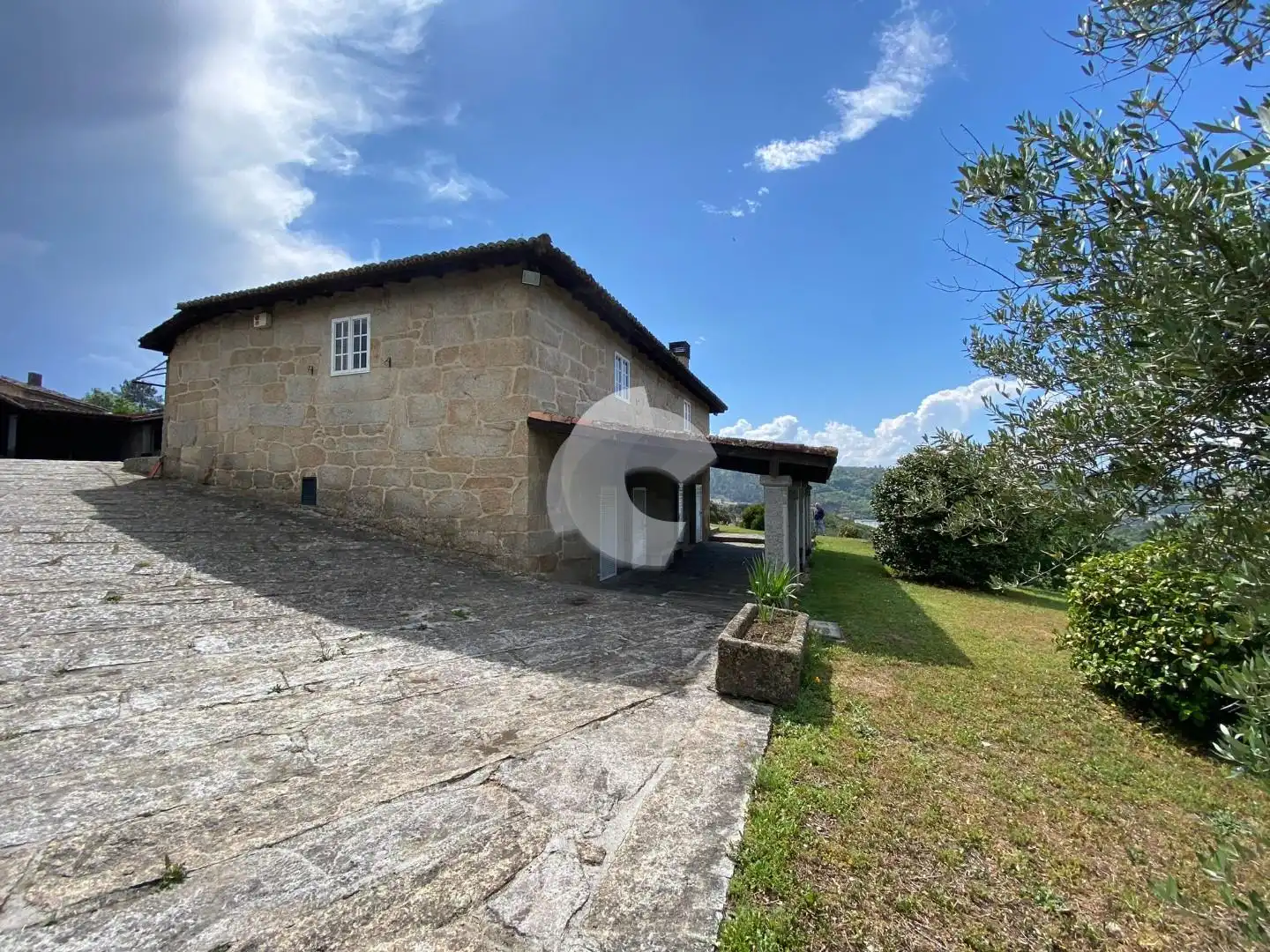 Vista exterior de Casa o xalet en venda en San Cibrao das Viñas amb Calefacció, Jardí privat i Parquet
