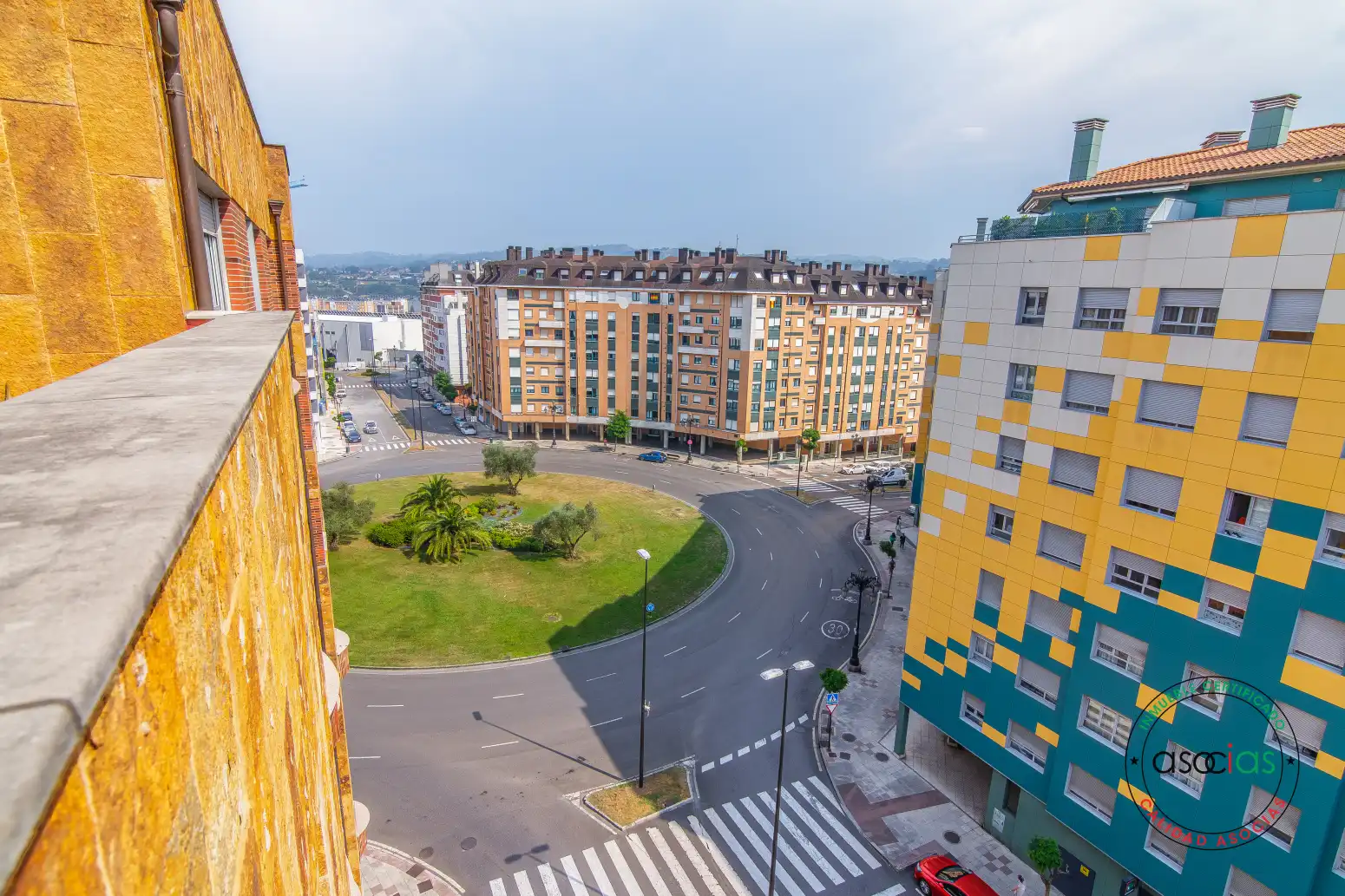 Vista exterior de Àtic en venda en Oviedo  amb Calefacció, Jardí privat i Parquet