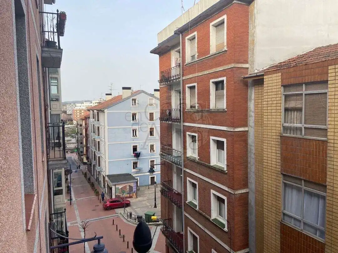 Vista exterior de Piso en venta en Barakaldo  con Balcón