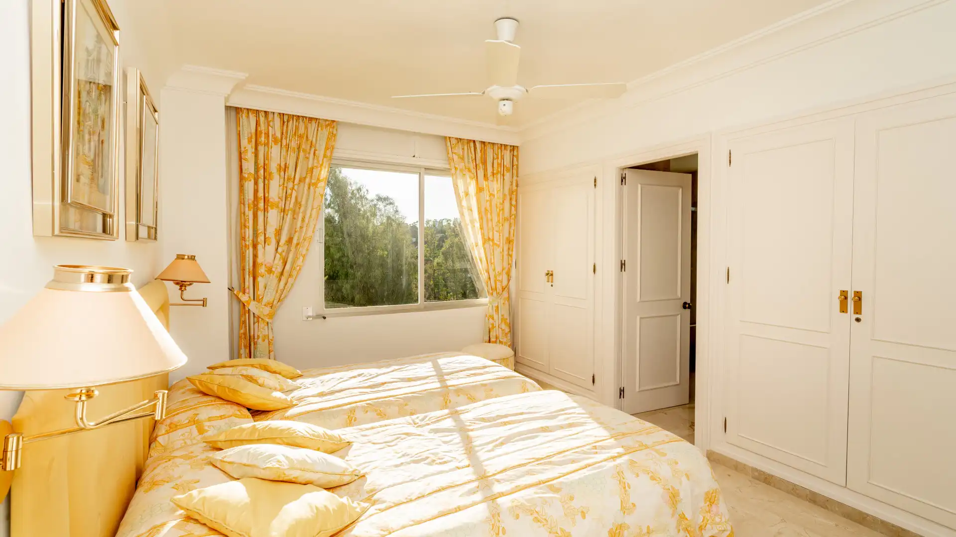 Habitación de Apartamento en venta en Marbella con Aire acondicionado, Terraza y Piscina