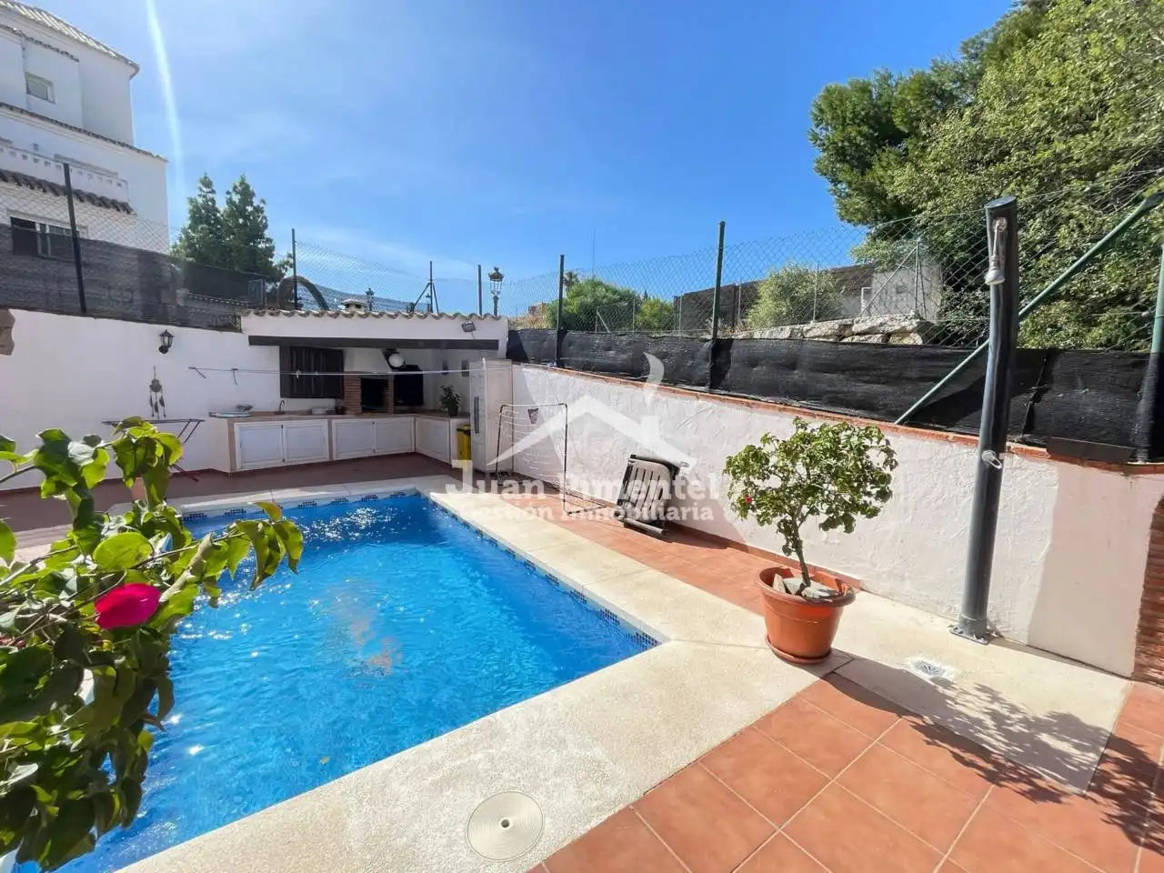 Vista exterior de Casa adosada en venda en Estepona amb Aire condicionat, Jardí privat i Terrassa