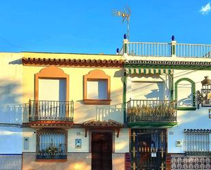 Vista exterior de Casa adosada en venda en Estepona amb Calefacció, Jardí privat i Terrassa