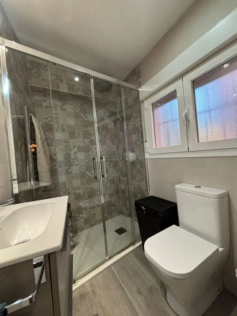 Badezimmer von Wohnung zur Miete in Madrid mit Klimaanlage und Heizung