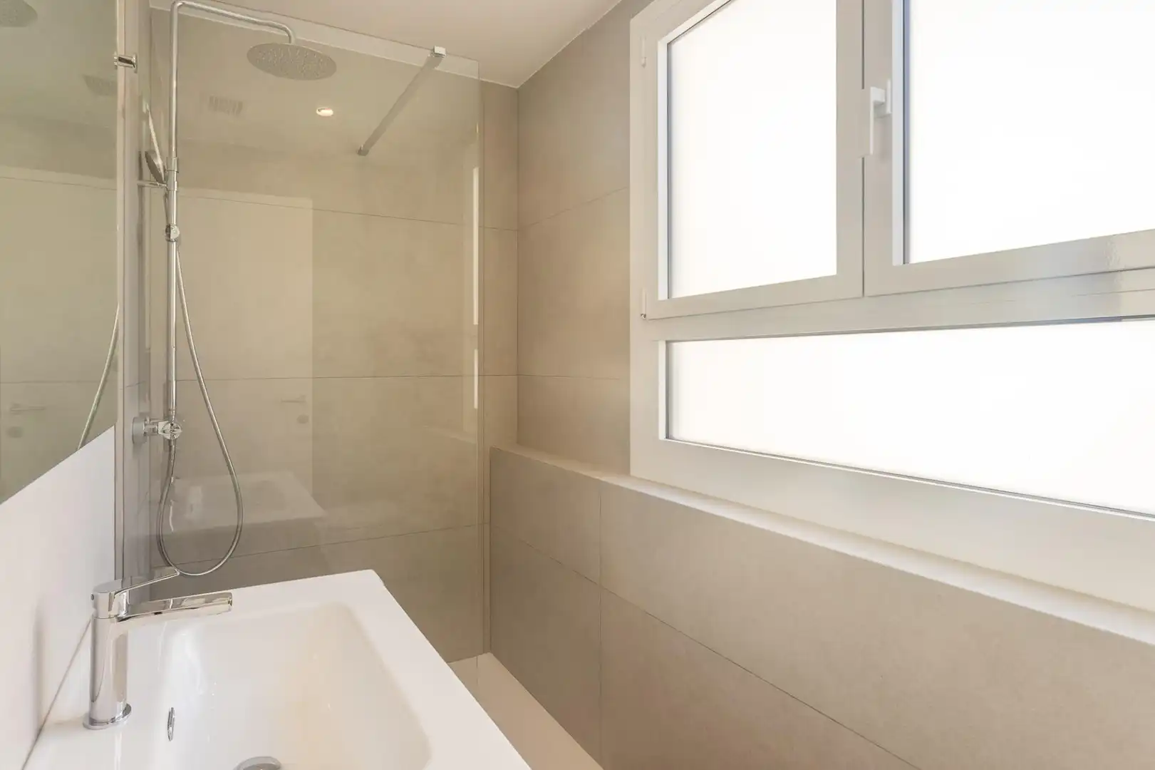 Bany de Àtic de lloguer en Barcelona amb Aire condicionat, Calefacció i Parquet