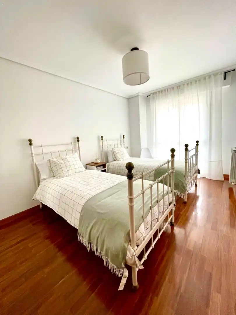 Dormitori de Casa adosada en venda en  Logroño amb Calefacció, Jardí privat i Terrassa