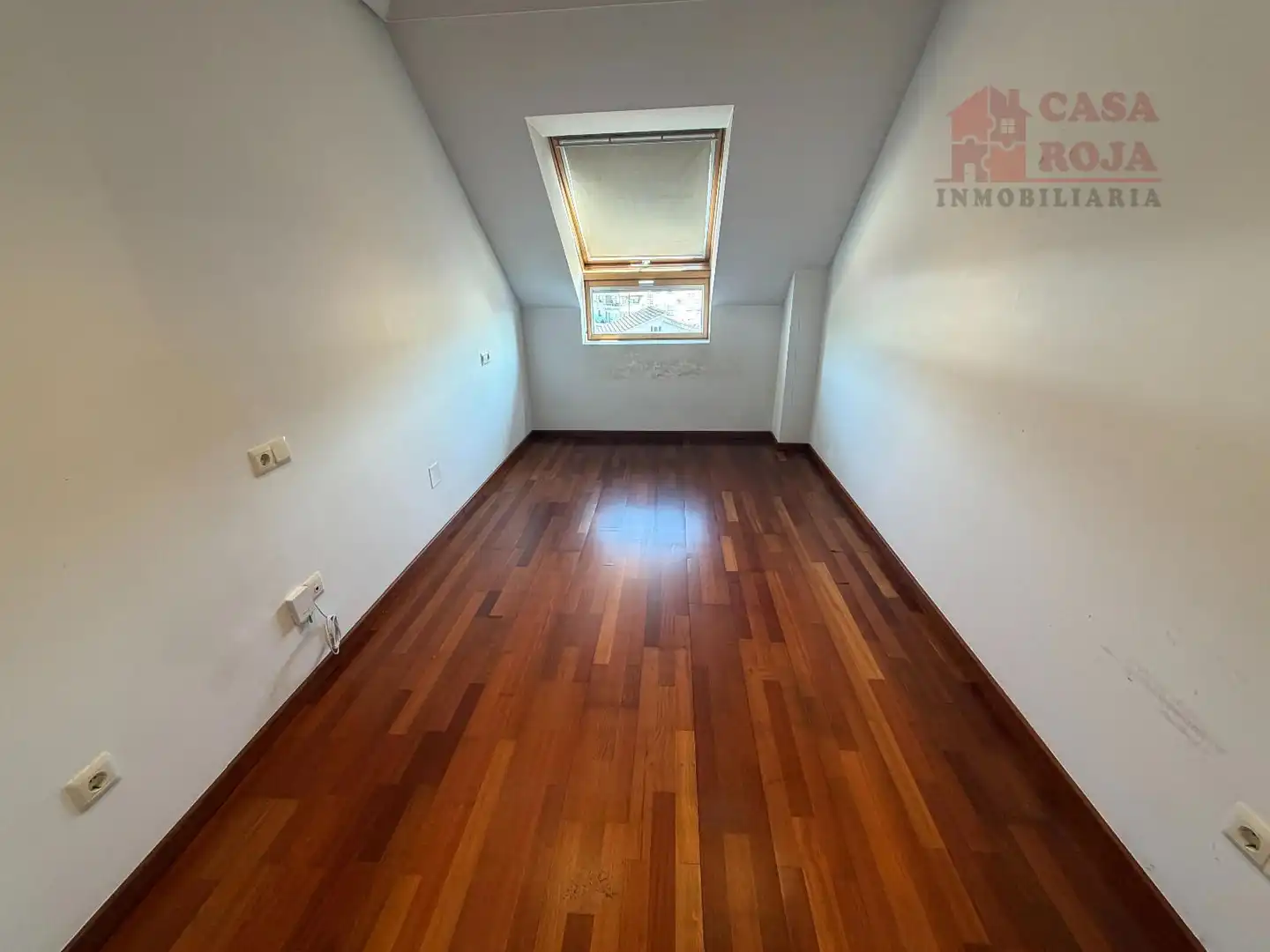 Schlafzimmer von Dachboden zum Verkauf in Cangas  mit Heizung, Terrasse und Abstellraum