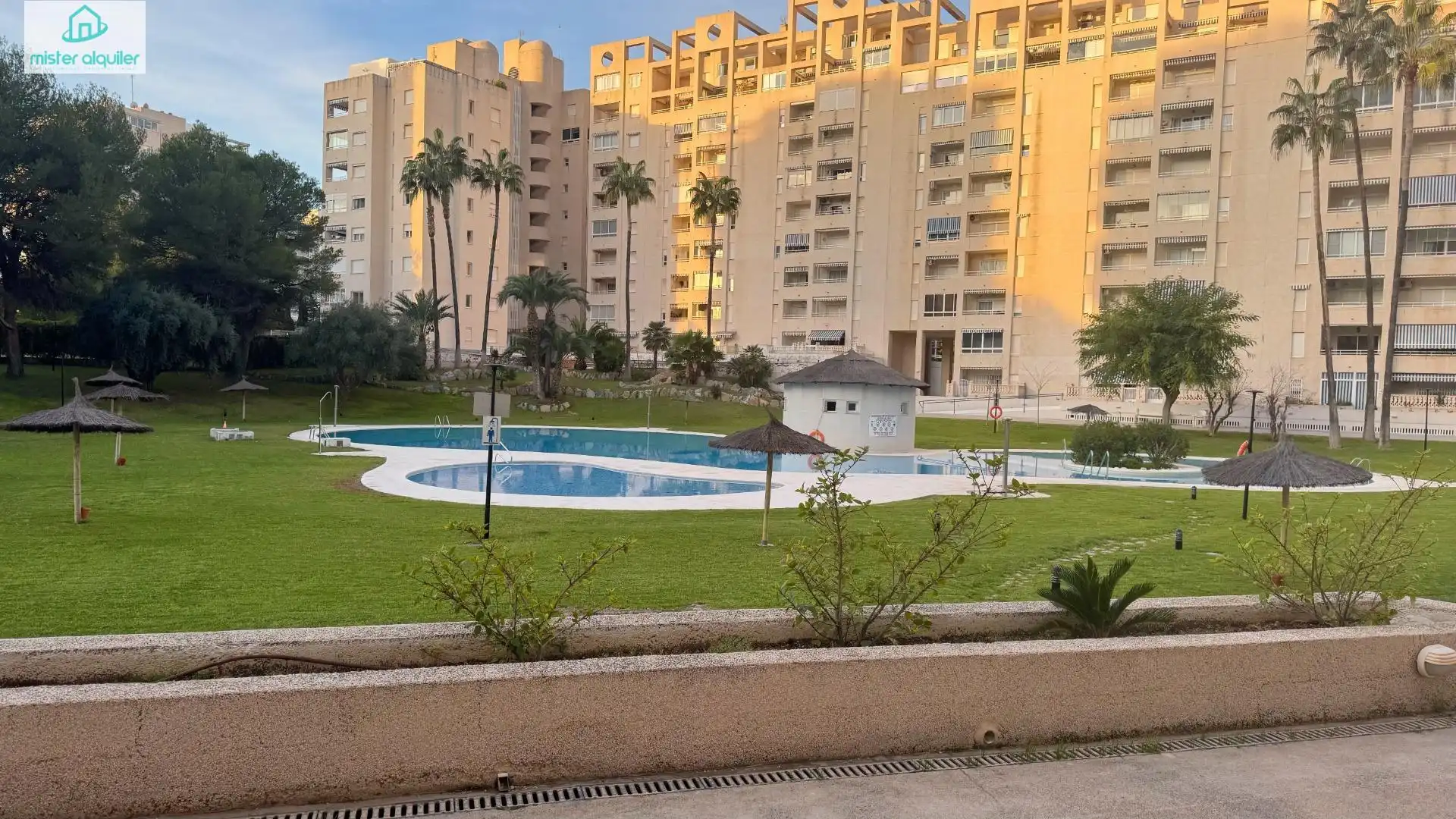 Piscina de Apartament en venda en El Campello amb Aire condicionat, Calefacció i Jardí privat