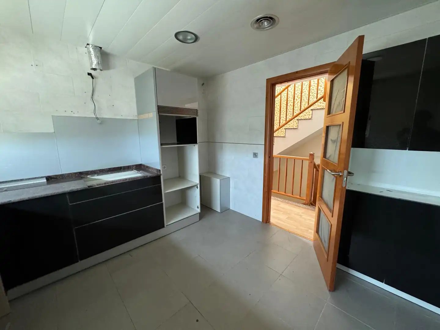 Semi-detached house with pool for sale in C/ Montserrat Roig, imagen 3