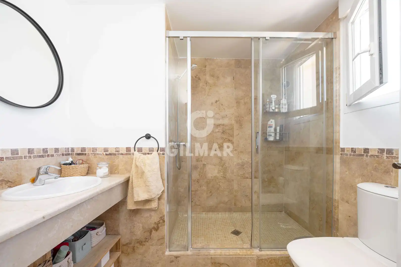 Badezimmer von Einfamilien-Reihenhaus zum Verkauf in Tarifa mit Heizung, Privatgarten und Schwimmbad