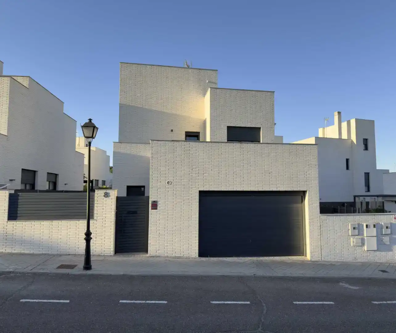 Vista exterior de Casa o xalet en venda en Arroyomolinos (Madrid)