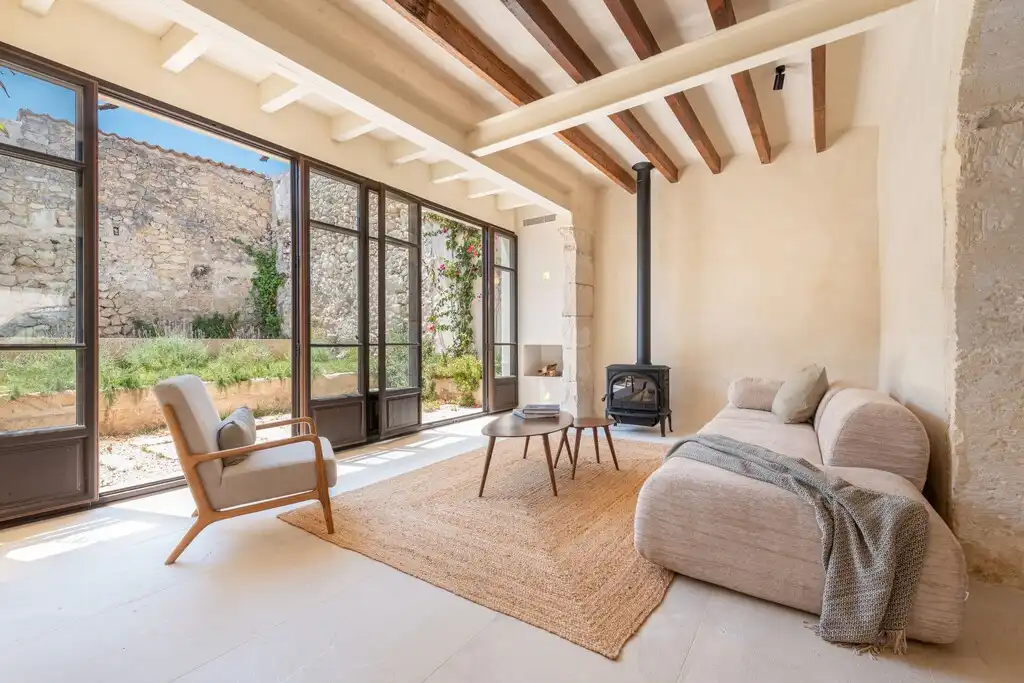 Sala de estar de Finca rústica en venta en Selva con Aire acondicionado, Calefacción y Jardín privado