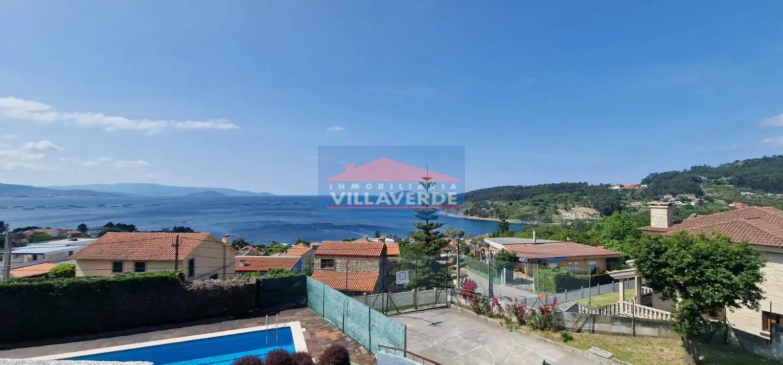 Vista exterior de Casa o xalet en venda en Cangas  amb Calefacció, Terrassa i Traster