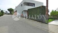 Vista exterior de Casa o xalet en venda en Mataró amb Aire condicionat, Terrassa i Piscina