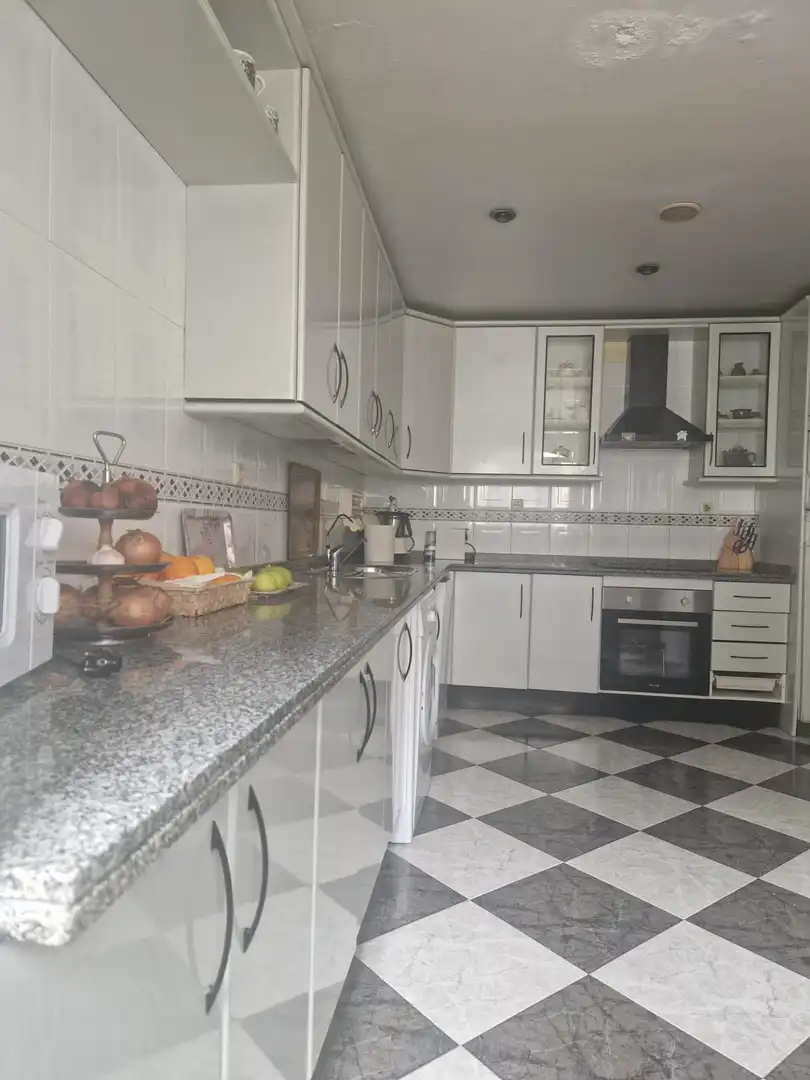 Cuina de Casa adosada en venda en Jerez de la Frontera amb Aire condicionat, Calefacció i Terrassa