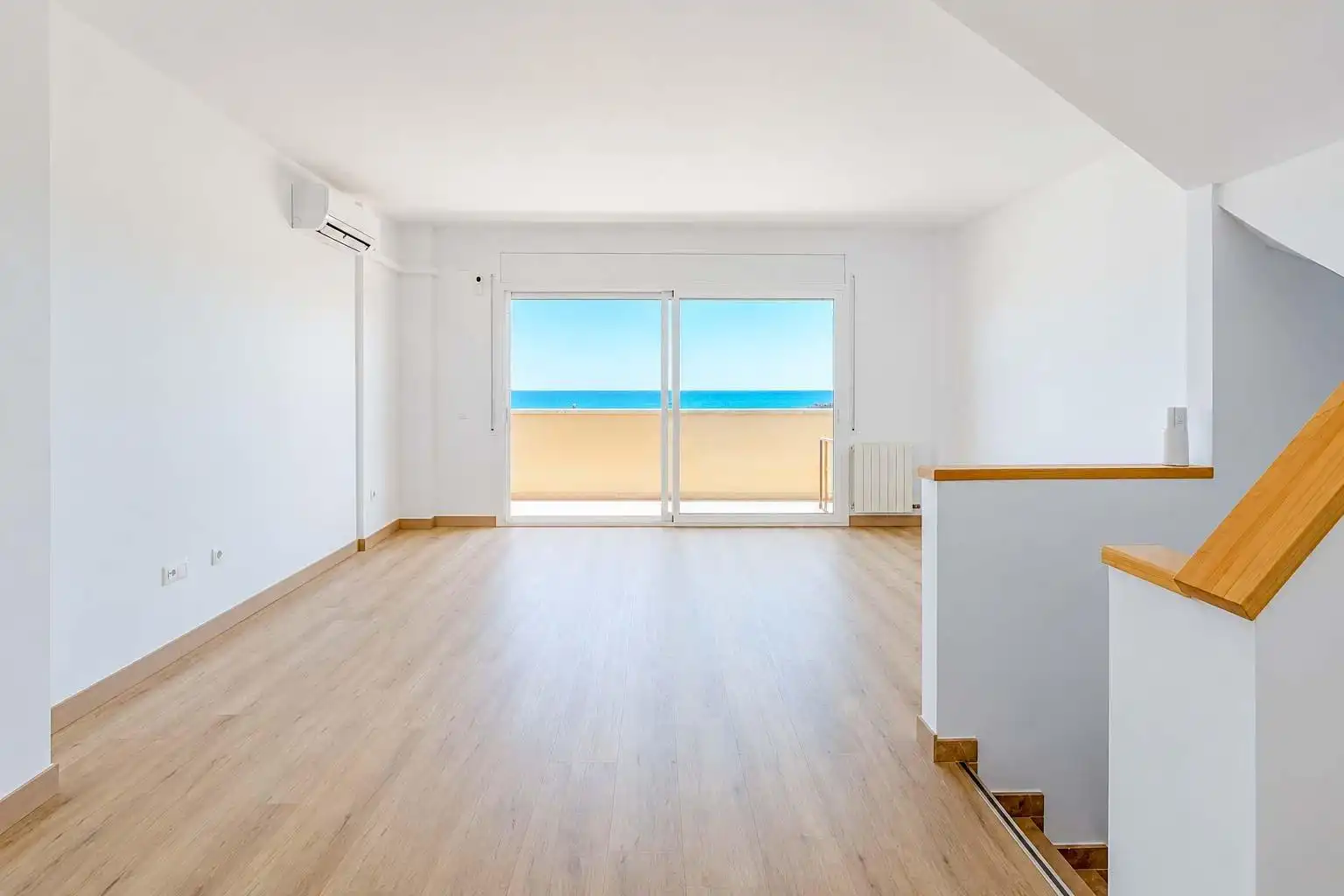 Living room of Flat for sale in Sitges  with Air Conditioner, Heating and Parquet flooring