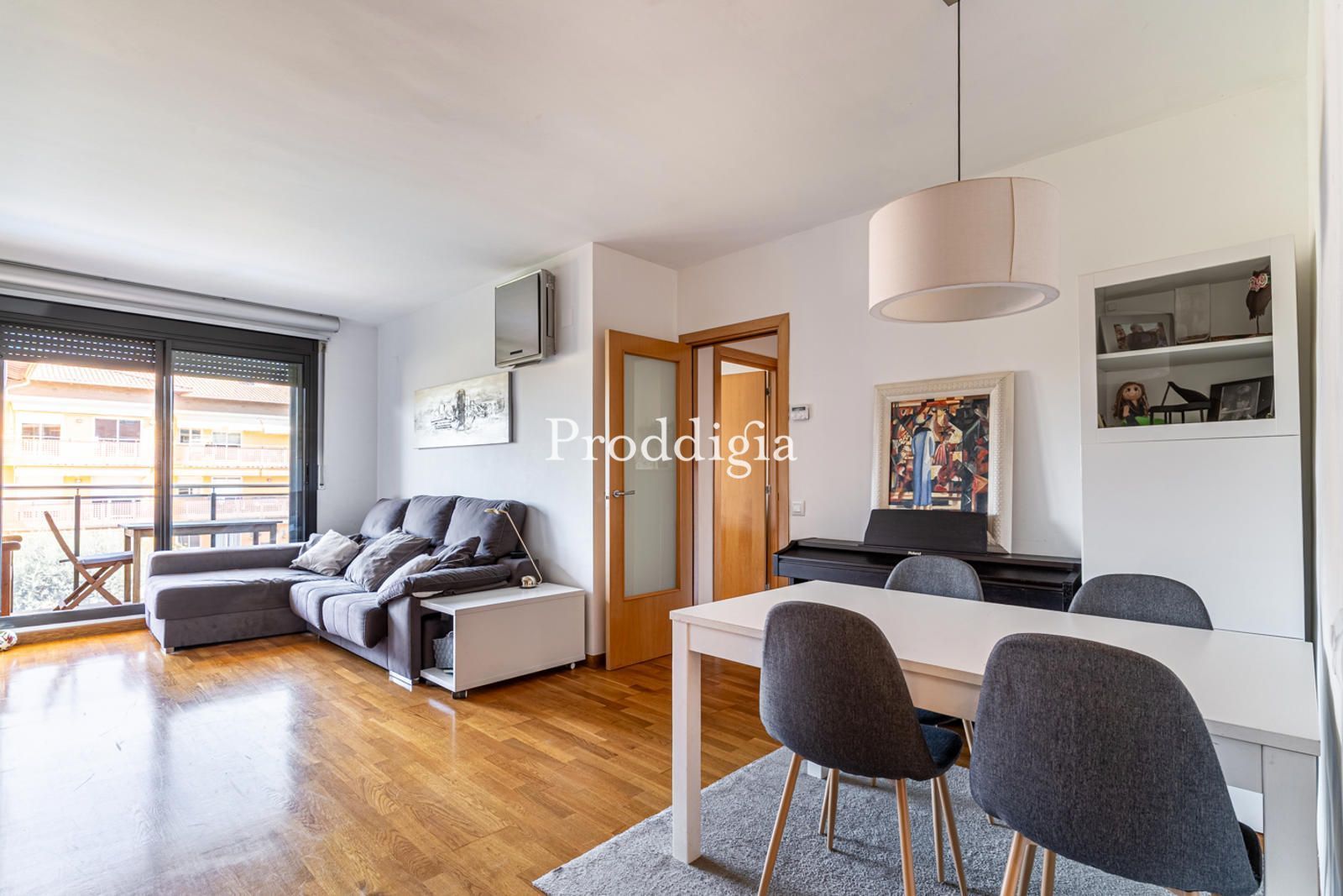 Living room of Flat for sale in Sant Cugat del Vallès  with Air Conditioner, Terrace and Swimming Pool