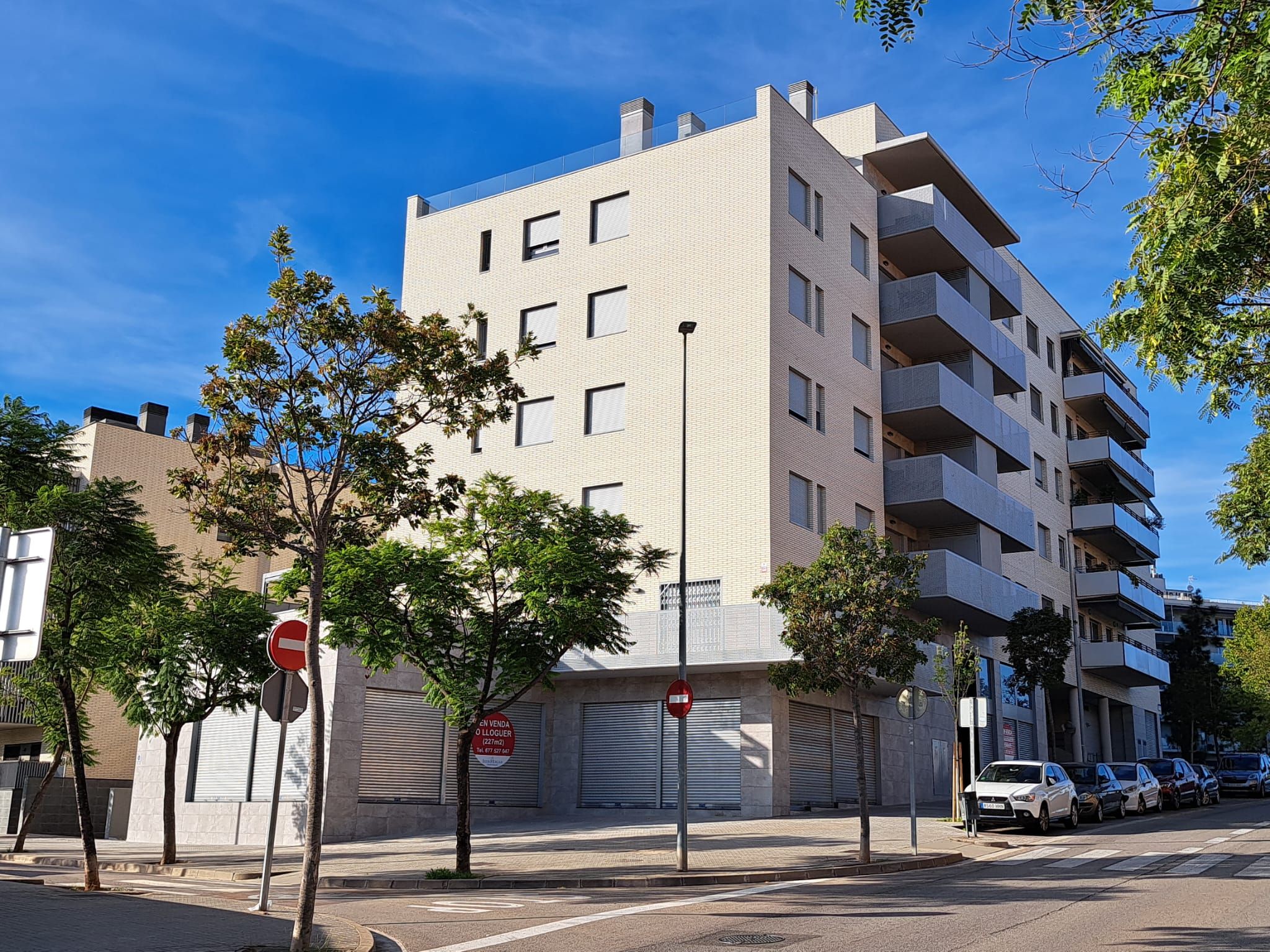 Vista exterior de Local en venta en Sant Boi de Llobregat con Terraza
