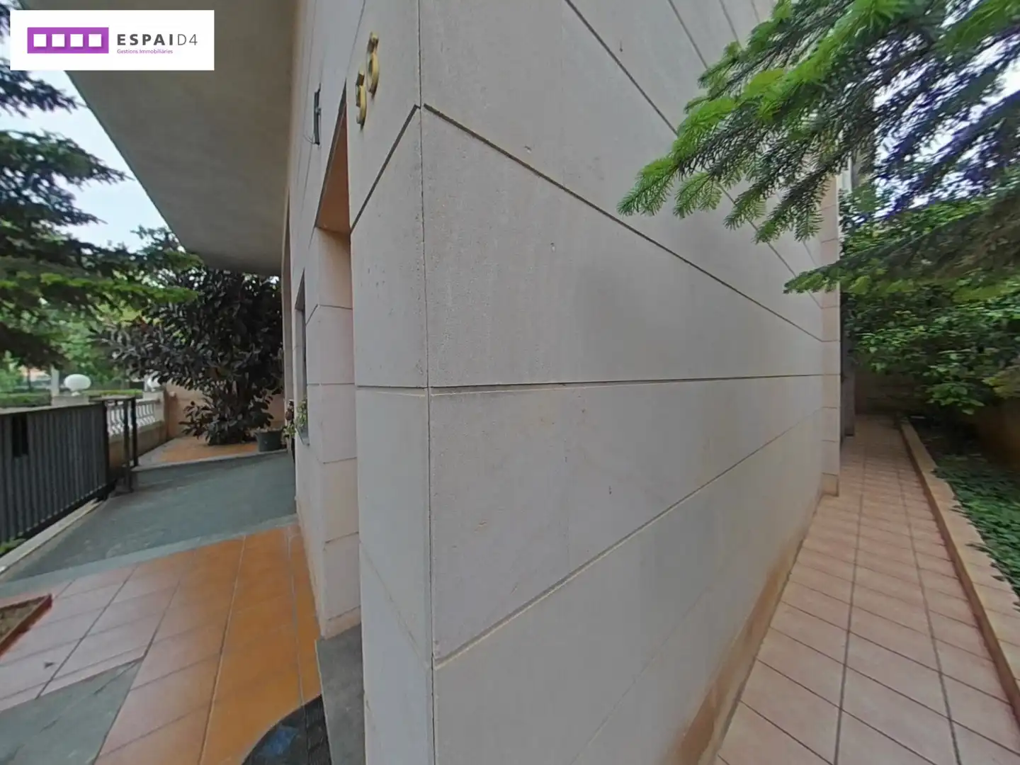 Vista exterior de Casa o xalet en venda en Cerdanyola del Vallès amb Aire condicionat, Calefacció i Jardí privat