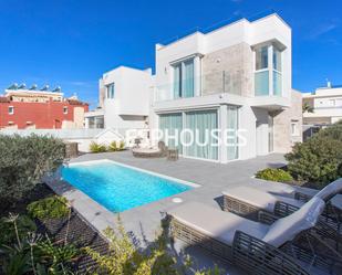 Vista exterior de Casa o xalet en venda en Torrevieja amb Aire condicionat, Calefacció i Terrassa