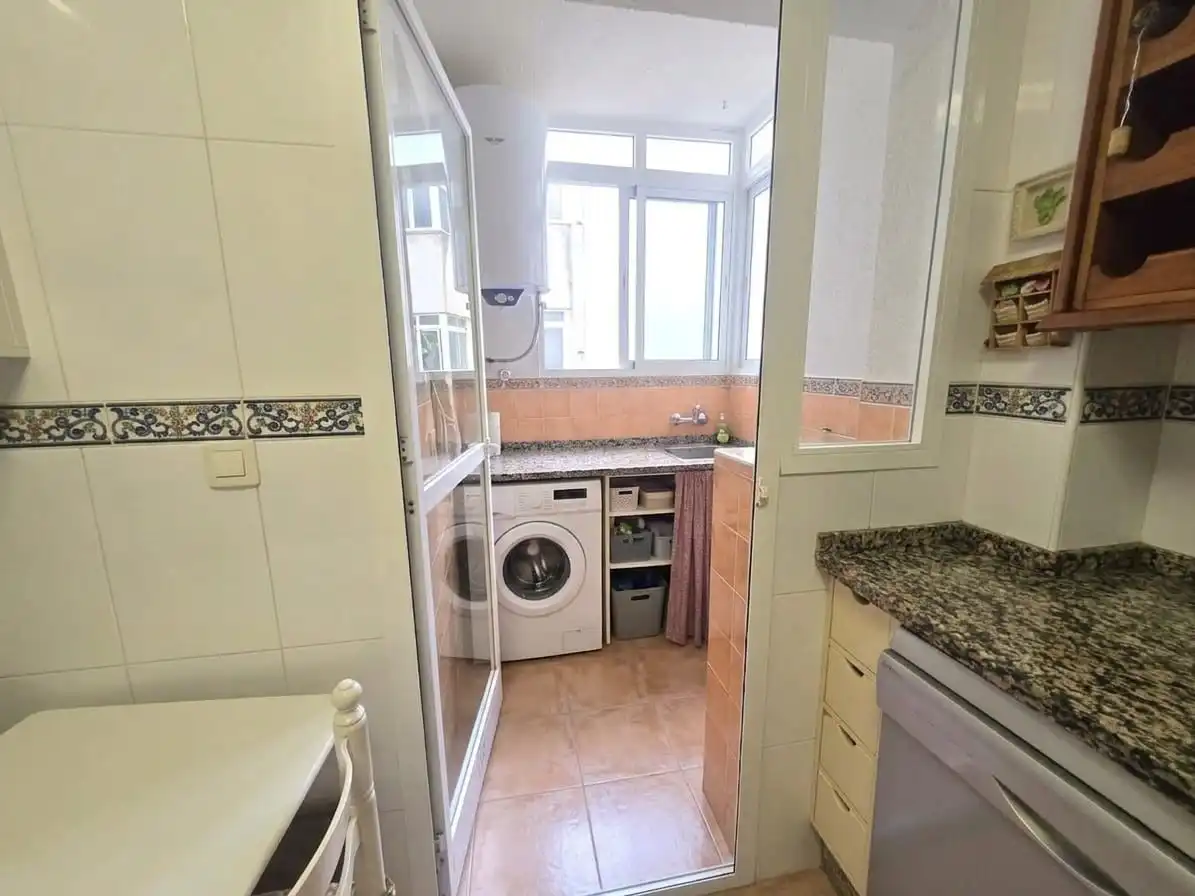 Küche von Wohnung zum Verkauf in Rincón de la Victoria mit Klimaanlage, Terrasse und Abstellraum