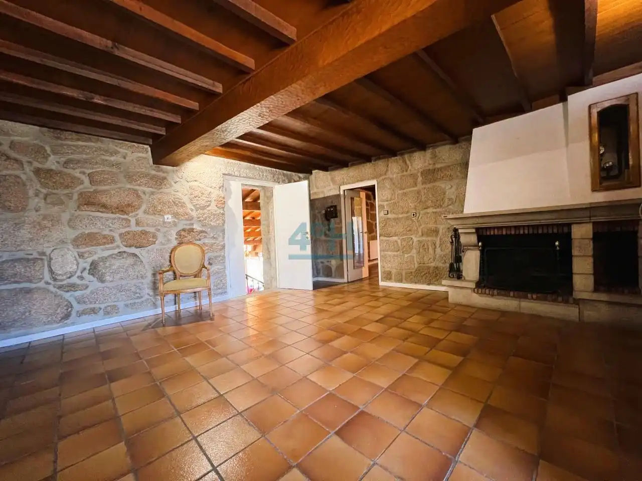 Sala de estar de Finca rústica de alquiler en San Cibrao das Viñas con Calefacción, Jardín privado y Terraza
