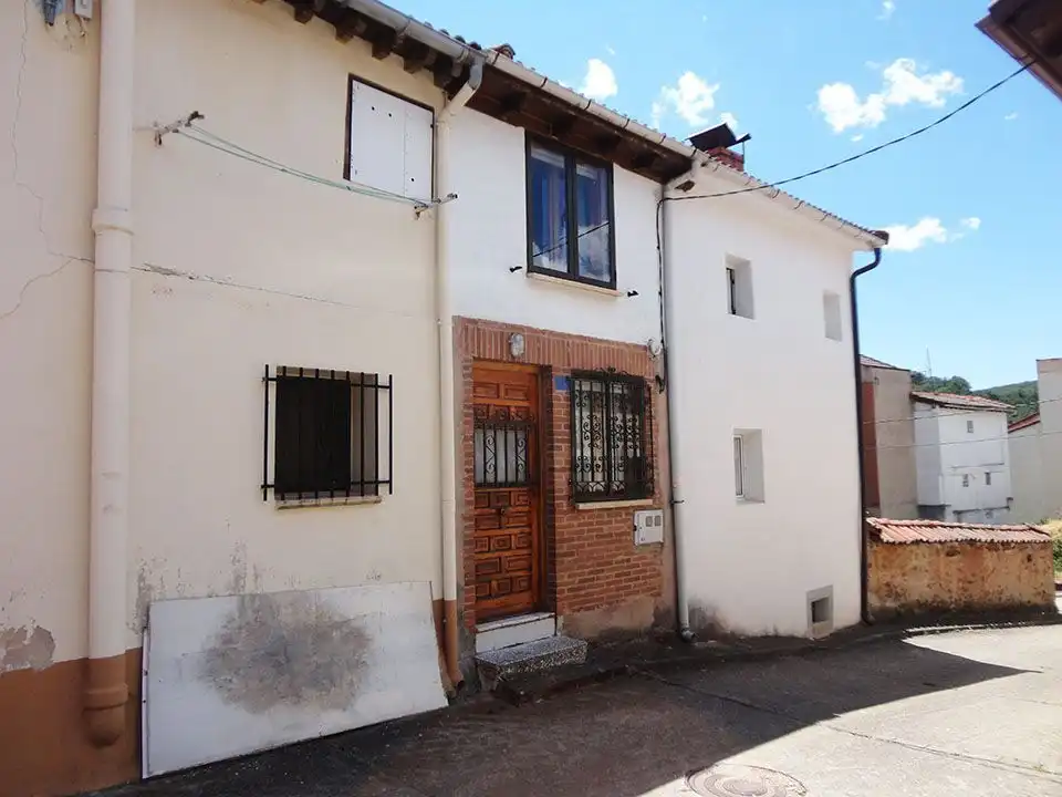 Vista exterior de Finca rústica en venda en Riocavado de la Sierra amb Moblat