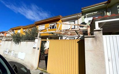 Vista exterior de Casa adosada en venda en Ontígola amb Calefacció, Jardí privat i Terrassa