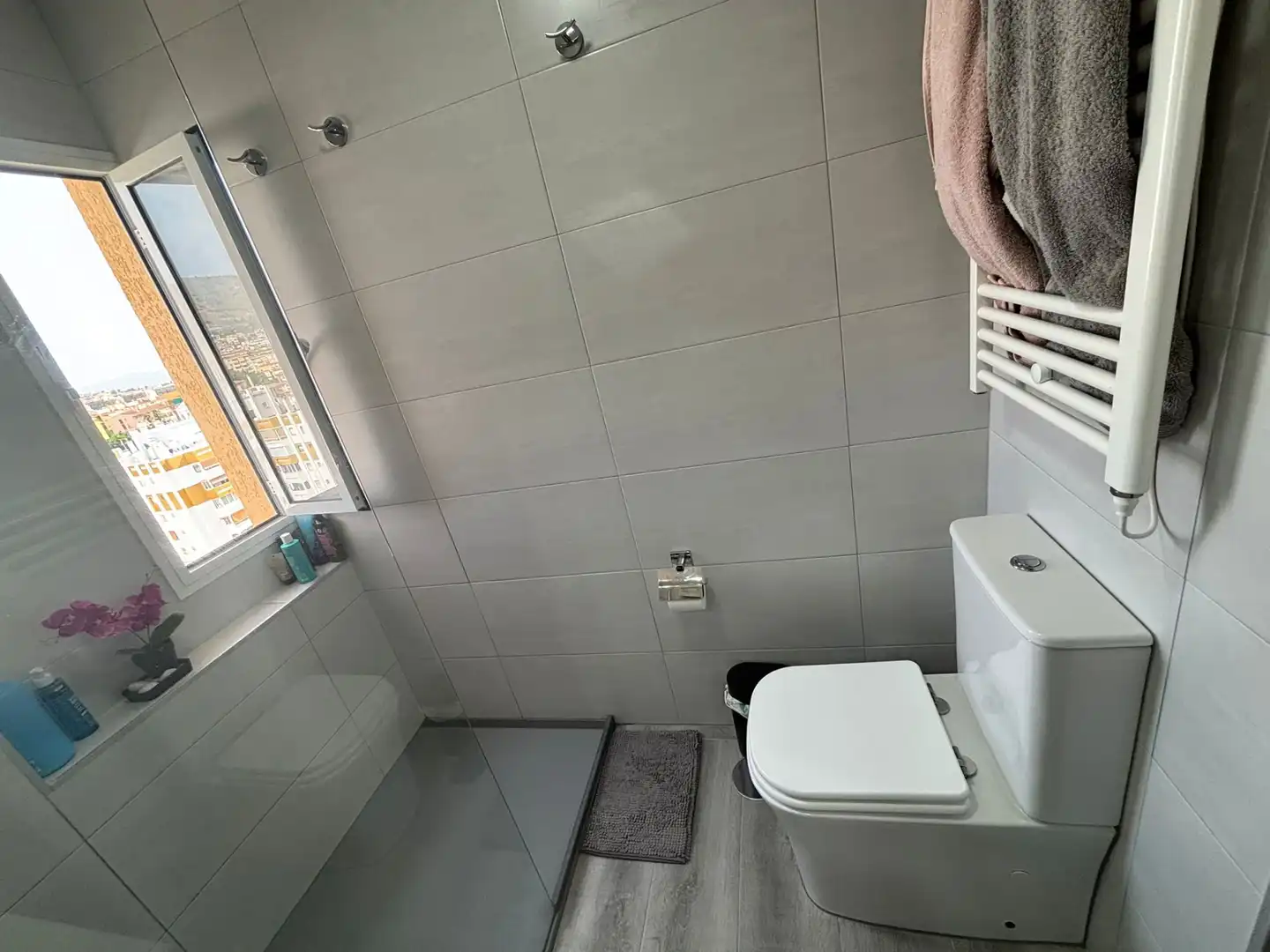 Bany de Apartament en venda en Benalmádena amb Aire condicionat, Terrassa i Moblat