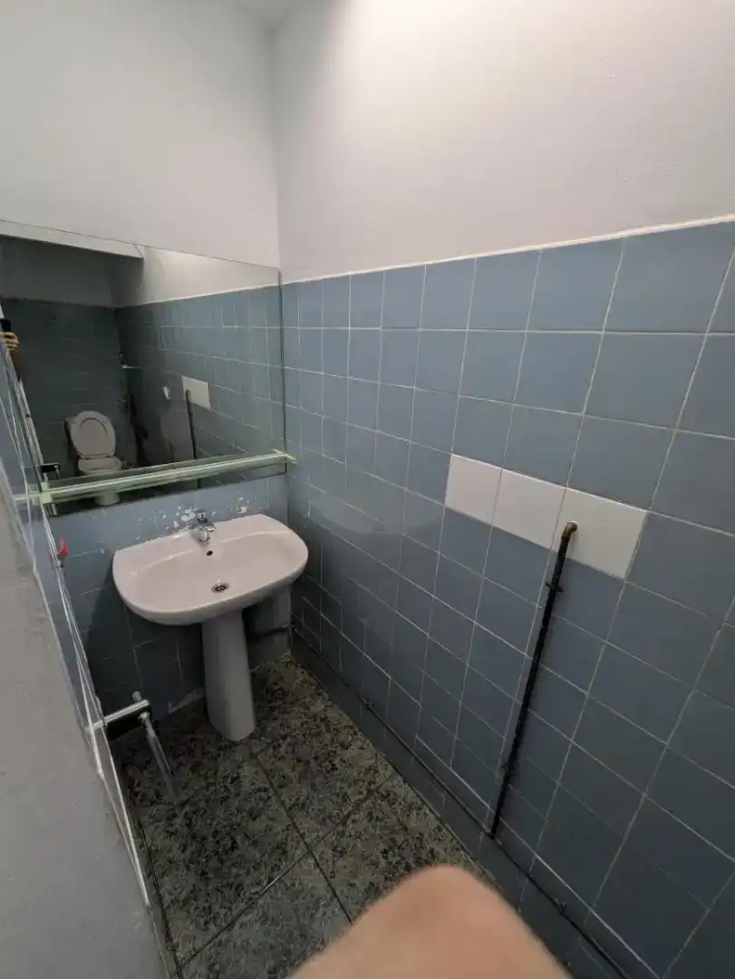 Badezimmer von Fabrikhallen zur Miete in Bilbao 