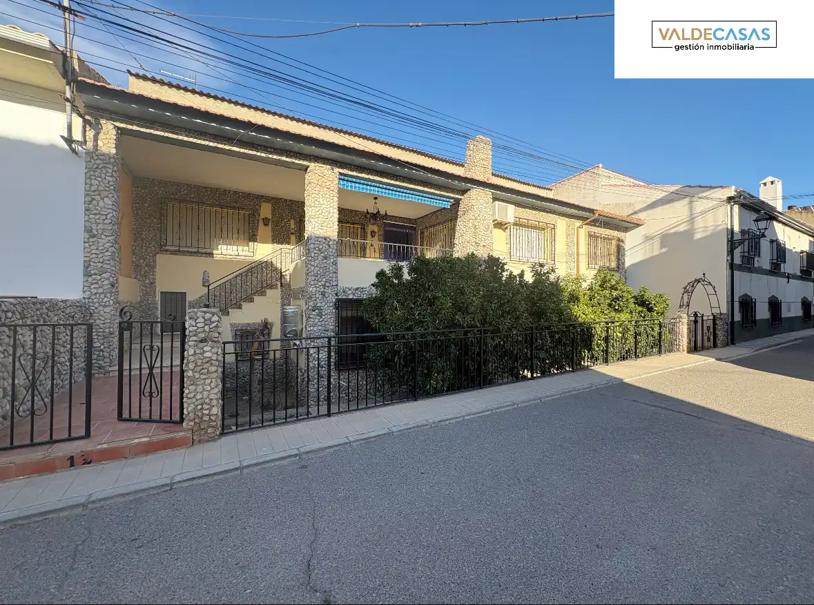 Vista exterior de Casa o xalet en venda en Alhendín amb Jardí privat, Terrassa i Piscina
