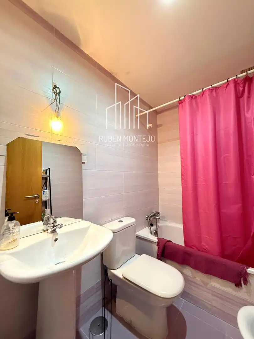 Baño de Piso en venta en Castellanos de Moriscos con Calefacción, Horno y Lavadora