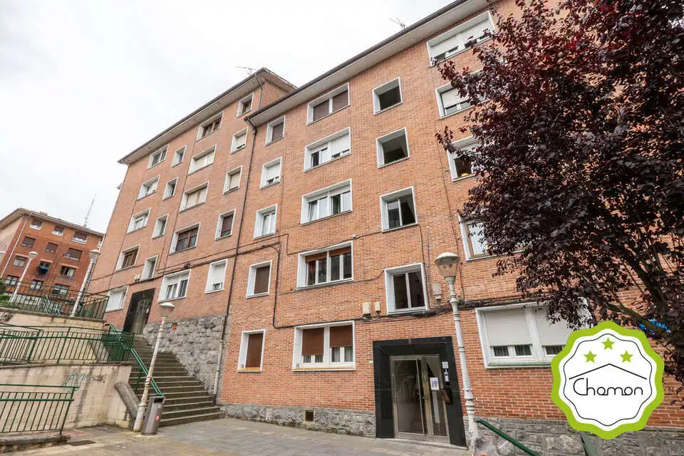 Vista exterior de Pis en venda en Bilbao  amb Calefacció, Jardí privat i Moblat