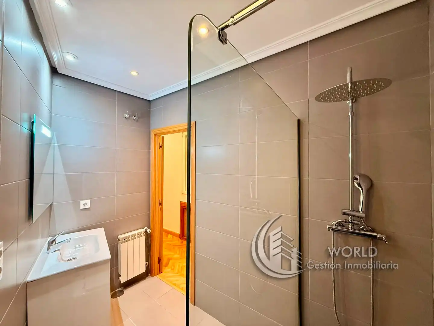 Bathroom of Flat for sale in Madrid  with Air Conditioner and Heating