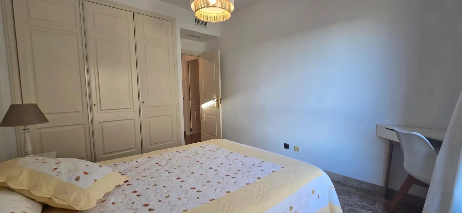 Dormitori de Pis de lloguer en Marbella amb Aire condicionat, Moblat i Jacuzzi