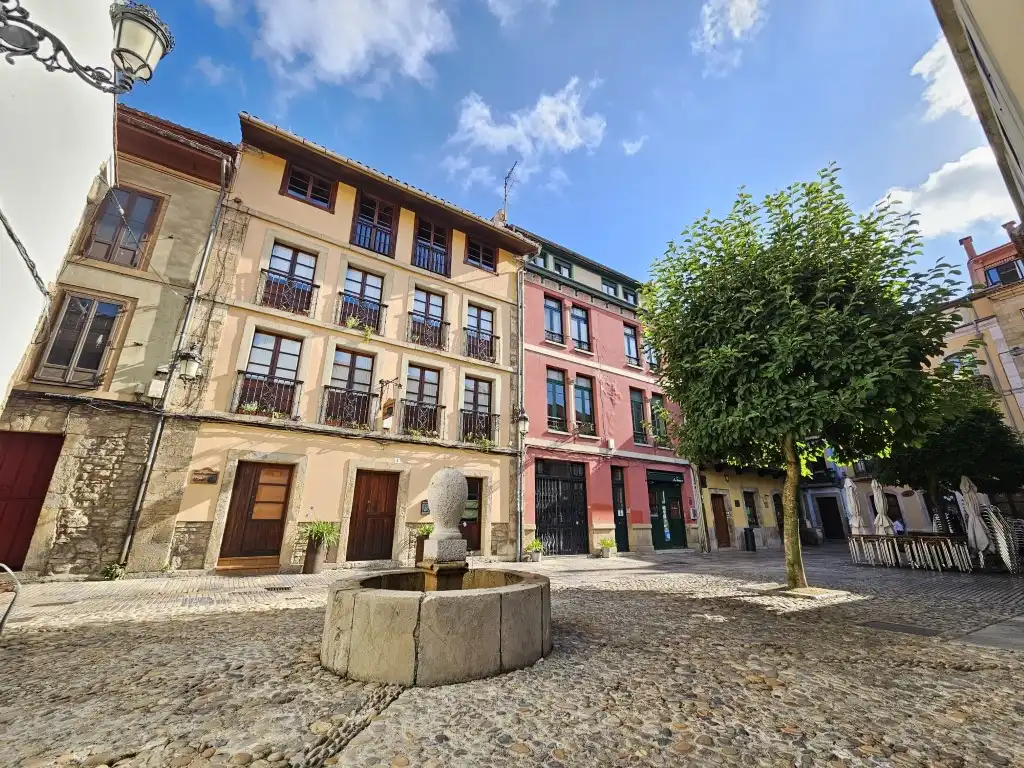 Vista exterior de Edifici en venda en Avilés