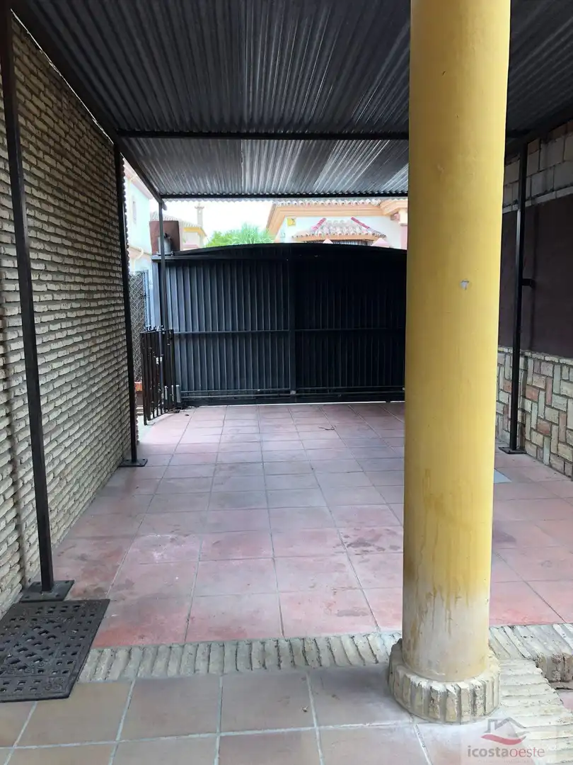 Vista exterior de Casa o xalet en venda en El Puerto de Santa María amb Piscina