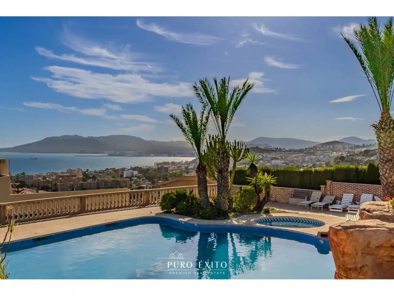 Vista exterior de Casa o xalet en venda en Málaga amb Aire condicionat, Calefacció i Jardí privat