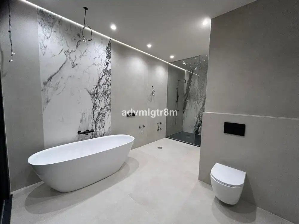 Bany de Casa o xalet en venda en Marbella amb Aire condicionat, Jardí privat i Terrassa